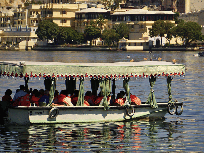 Boot auf dem Pichola See in Udaipur, Indien