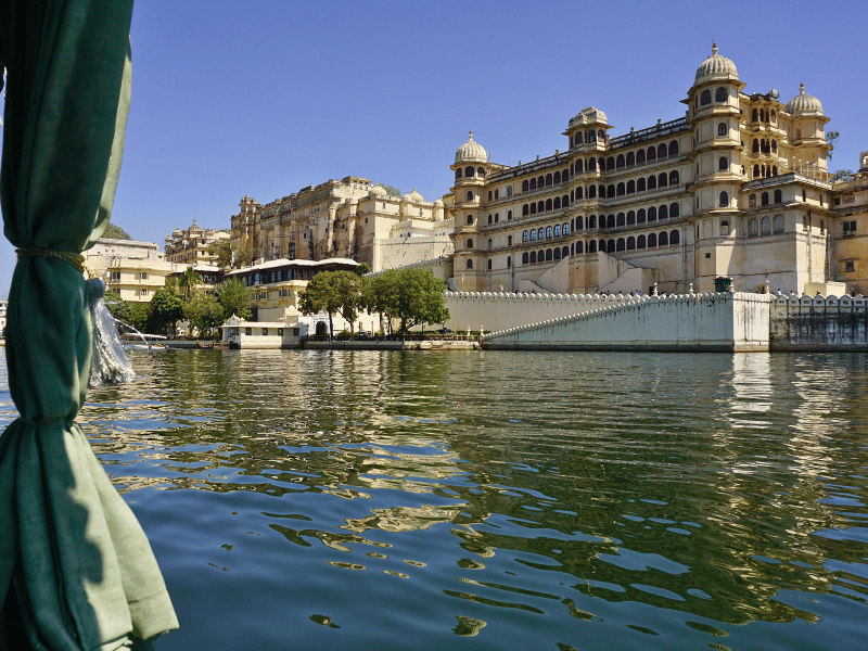 Blick vom Pichola See auf Udaipur in Indien