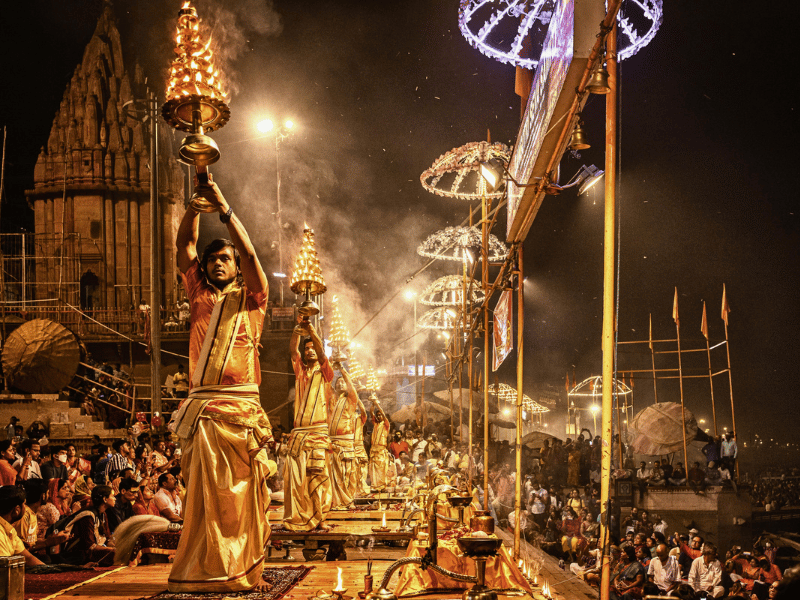 Aarti-Zeremonie am Ufer des Ganges in Varanasi, Indien