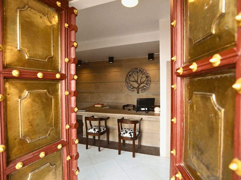 Lobby im komfortablen Hotel in Varanasi, Indien