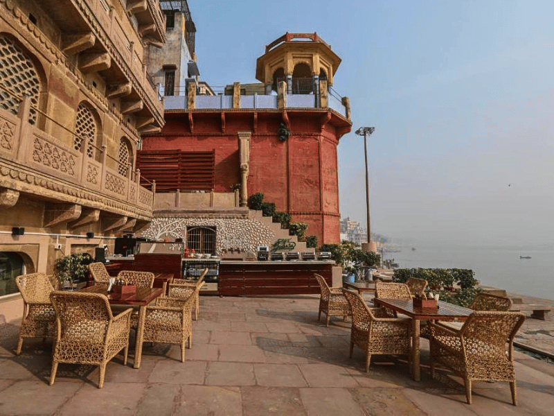 Terrasse am Ganges im komfortablen Hotel in Varanasi, Indien