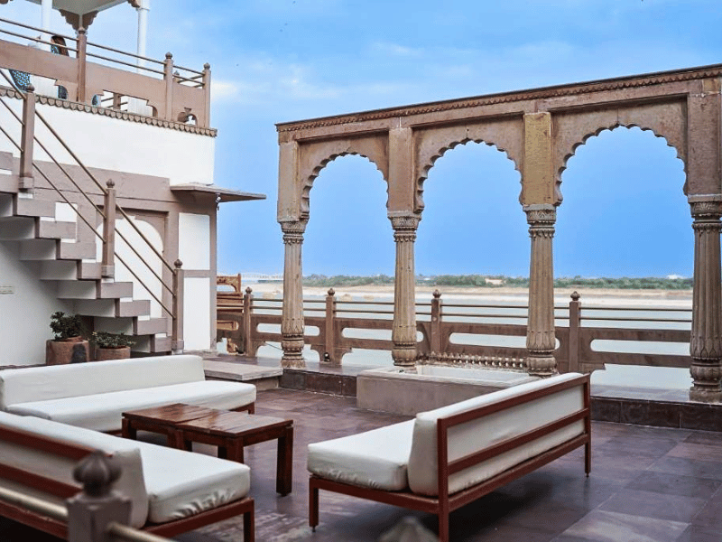 Terrasse am Ganges im komfortablen Hotel in Varanasi, Indien