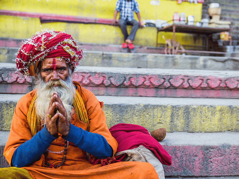 Einheimischer in traditioneller Kleidung in Varanasi, Indien