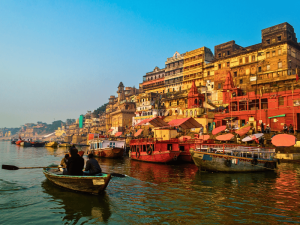 Boot auf dem Ganges in Varanasi
