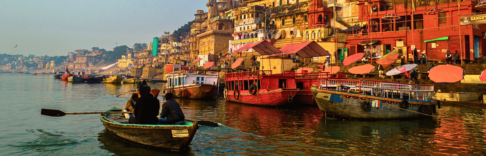 Ruderboot auf dem Fluss vor den Ghats in Varansi, Indien