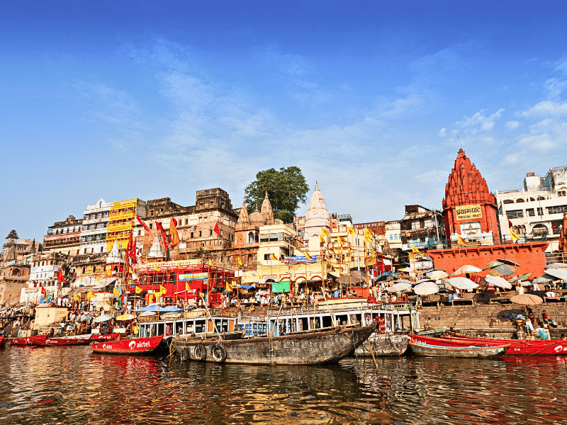 Boote auf dem Fluss in den Ghats von Varanasi, Indien