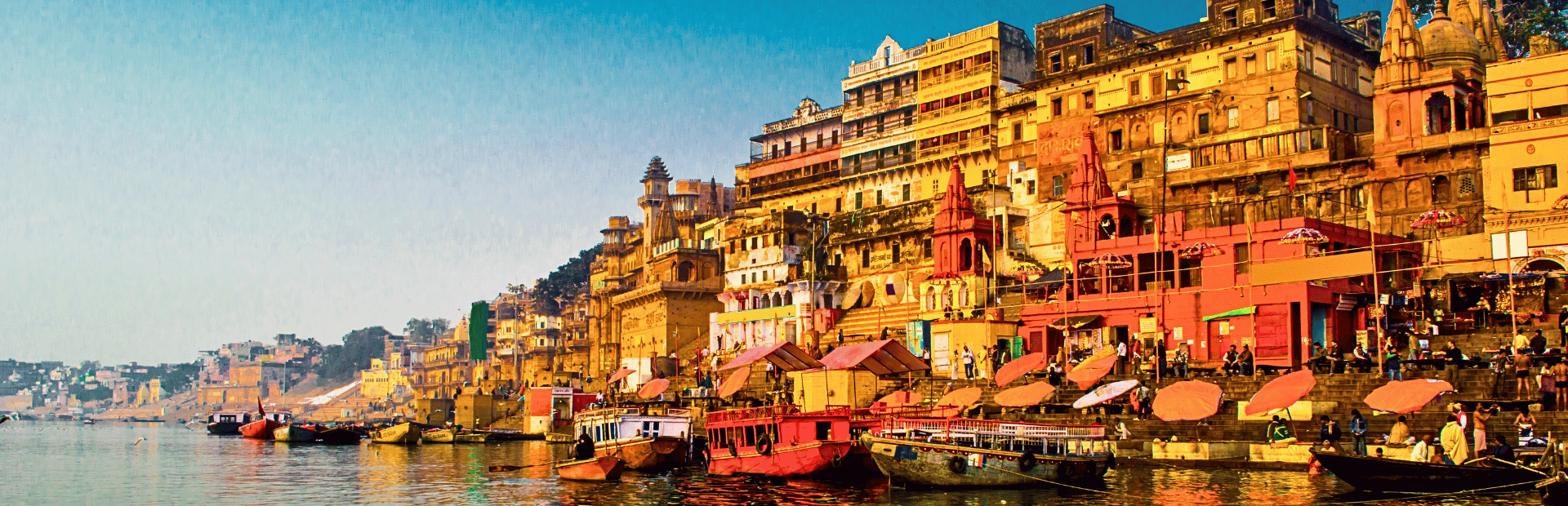 Boote auf dem Fluss vor den Ghats in Varansi, Indien