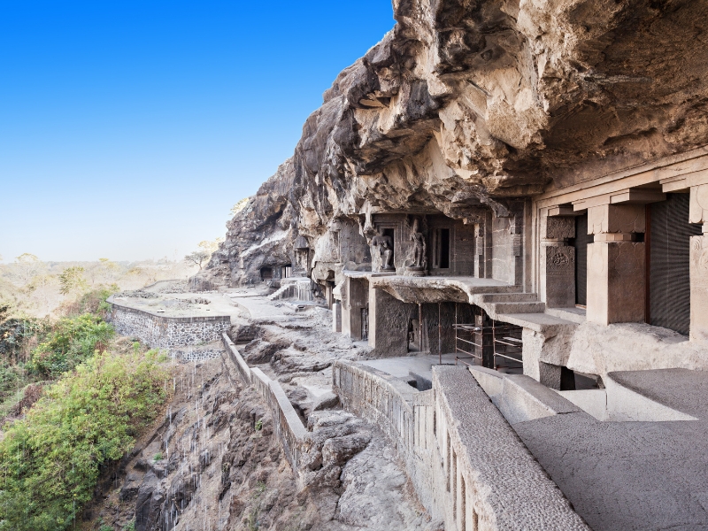 Eingang zu den Höhlen in Ellora, Indien
