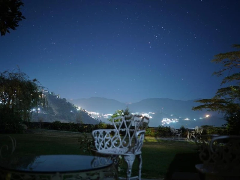 Terasse in Shimla am Abend in Indien