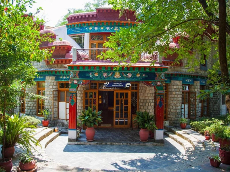 Hoteleingang in Dharamsala in Indien