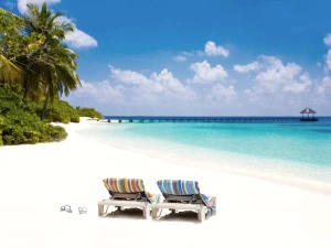 Sonnenliegen am weißen Strand auf den Malediven