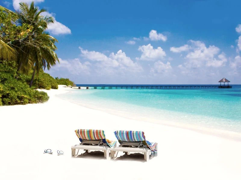 Sonnenliegen am weißen Strand auf den Malediven