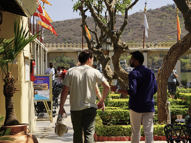Touristen bei einem Spaziergang durch Udaipur, Indien