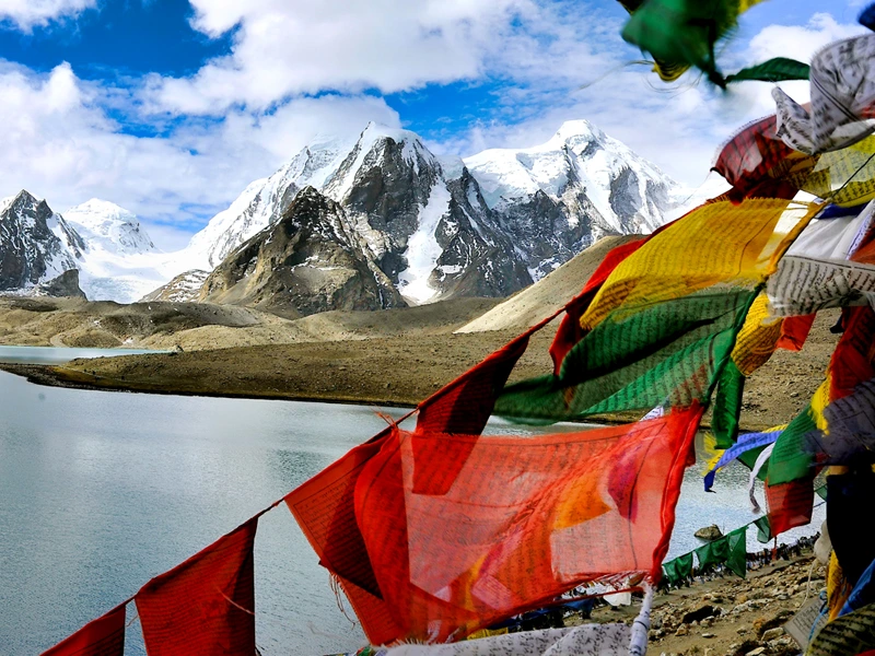 Gebetsflaggen im Himalaya Gebirge vor einem See in Nordostindien