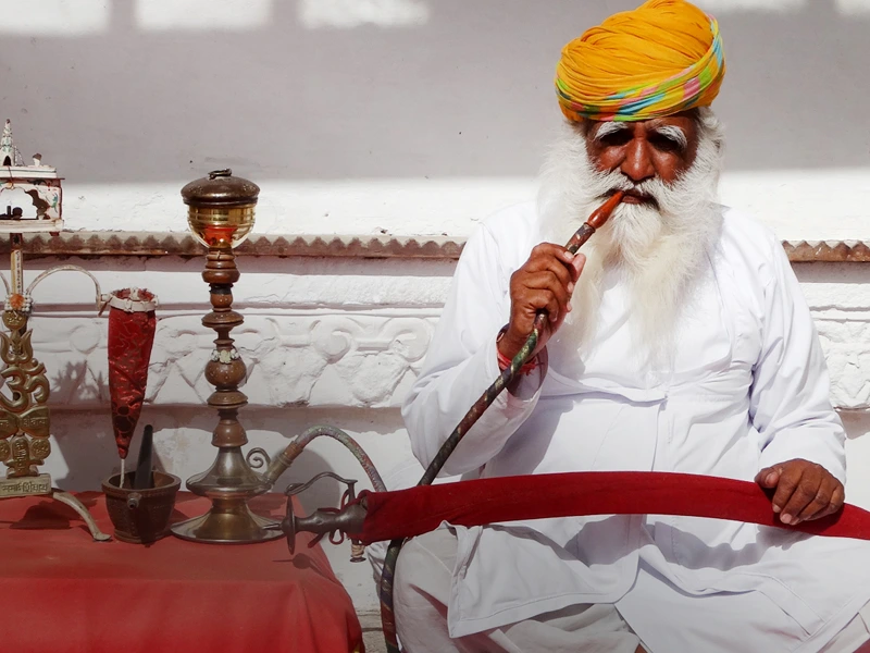 Hindumönch mit Wasserpfeife in Indien