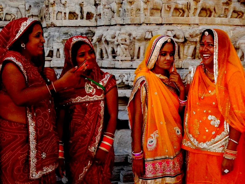 Indische Frauen im traditionellen Gewand in einem Hindutempel in Indien