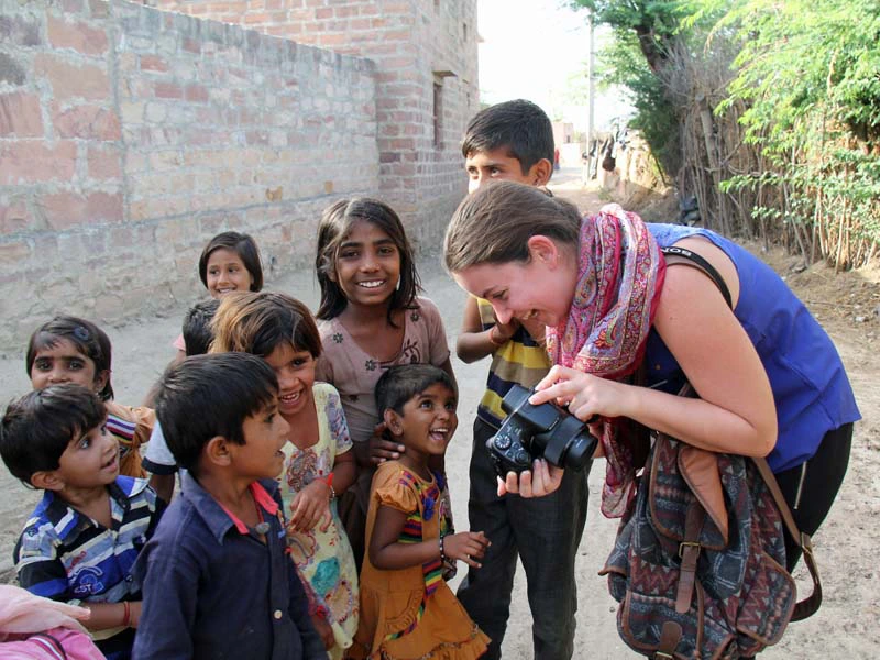 Reisende spielt mit indischen Kindern zusammen