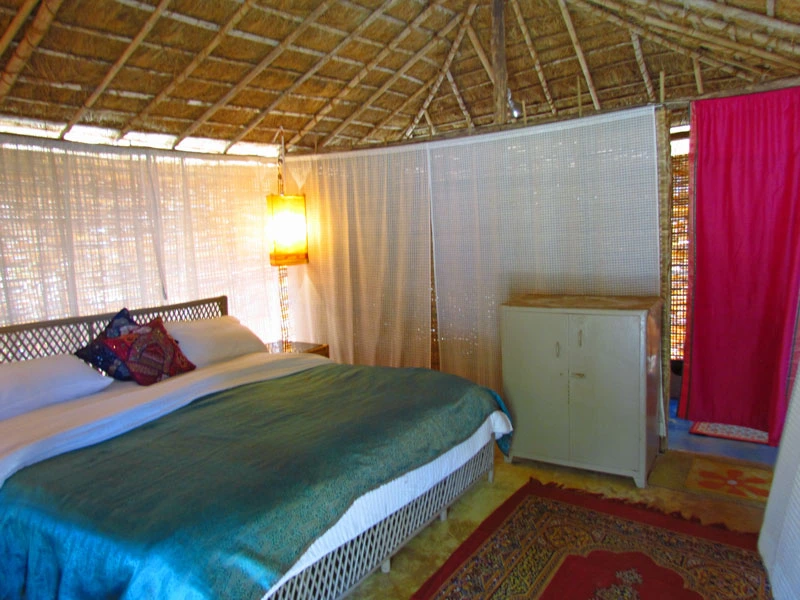 Doppelbett im Bungalow in Goa in Indien