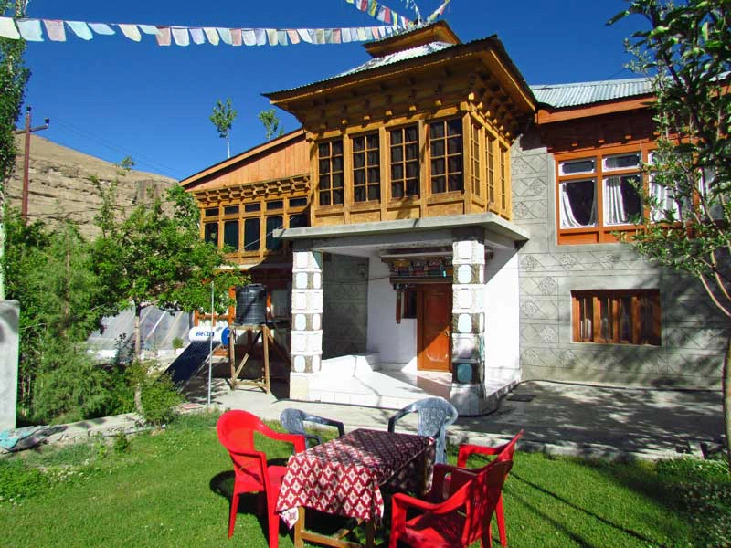 Hotelfront im Mulbekh Guesthouse in Indien