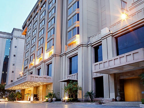 Modernes Äußeres des Hotels