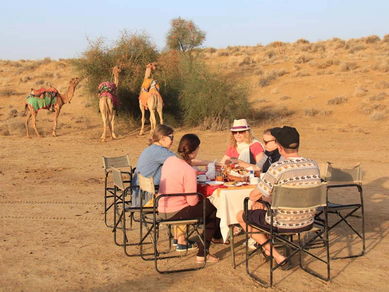 Alle essen im Wüstencamp in der Wüste in Jaisalmer auf Rundreise durch Indien