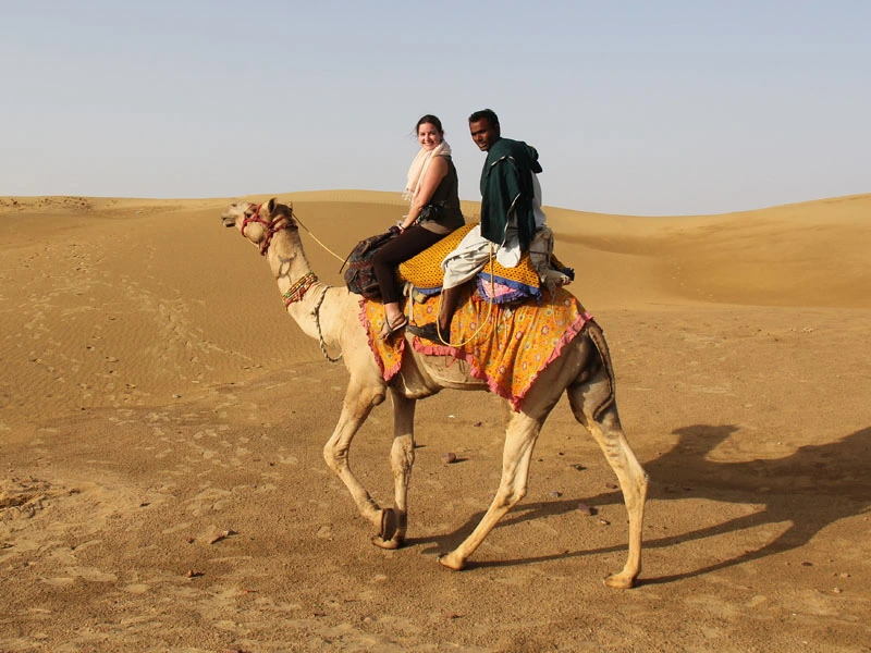 Auf dem Kamel durch die Wüste von Jaisalmer auf Indien Rundreise
