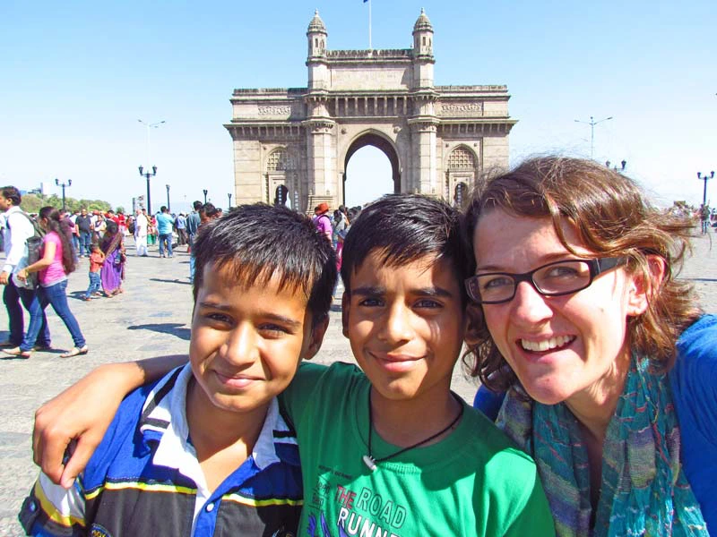 Reisende mit lokalen Kindern