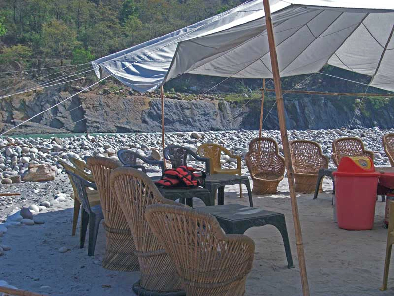 Sitzmöglichkeit im Rafting Camp in Rishikesh