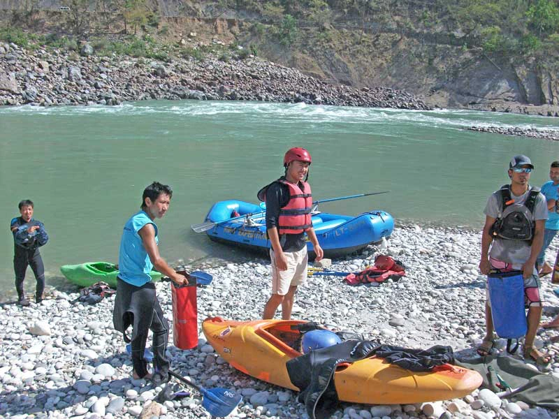 Rafting Boote am Ufer des Flusses in Rishikesh