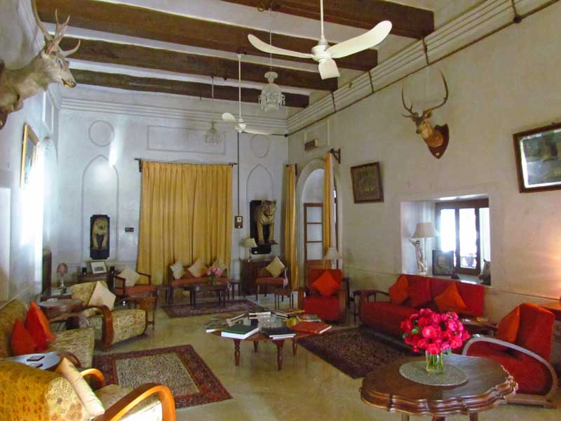Kajasthan Rundreise: Entstpannen Sie wie die Maharadschas im Wohnzimmer mit alten Möbeln und Jagdtrophäen früherer Zeiten in Shahpura.
