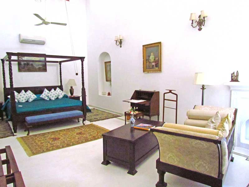 Rajasthan Rundreise: Eines der komfortabel eingerichteten Zimmern im Maharadscha-Palast in Shahpura.