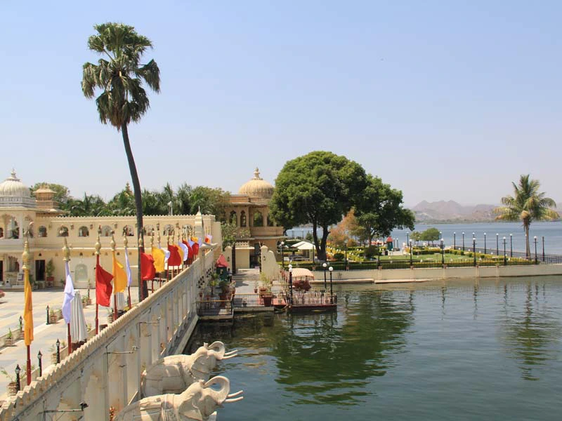 Entspannen Sie in Udaipur auf einer Insel im Pichola See bei Ihrer Indien Rundreise
