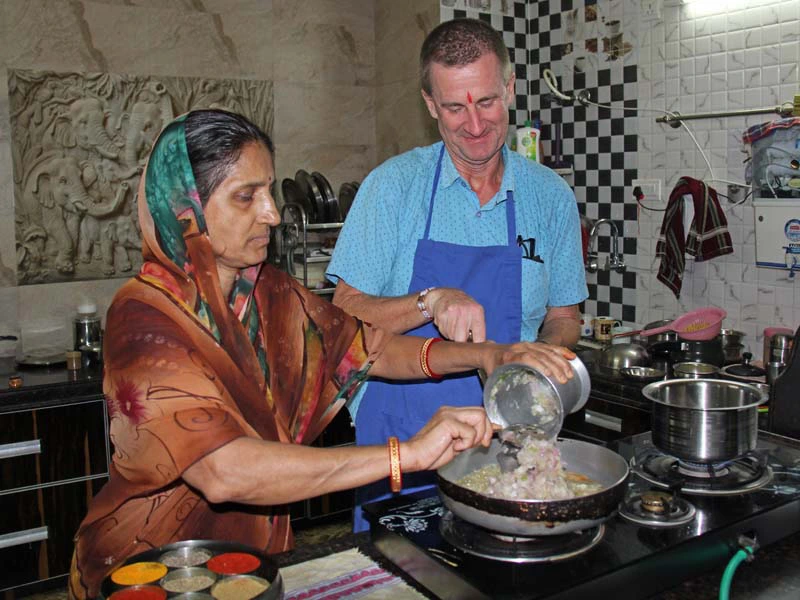 Fachmännische Anleitung beim Kochen bei Kochkurs in Udaipur auf einer Rundreise durch Indien