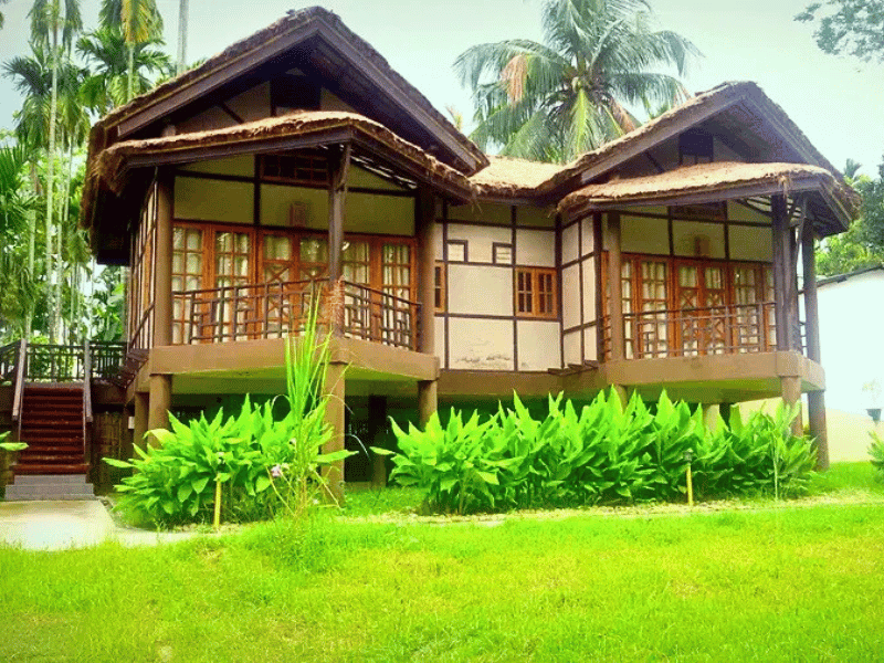 Bungalows im Grünen im Kaziranga Nationalpark, Indien