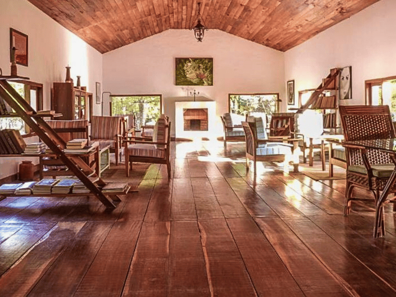 Aufenthaltsraum im komfortablen Hotel in Munnar, Indien