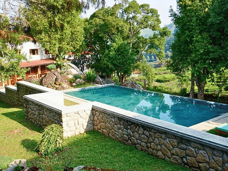 Pool im komfortablen Hotel in Munnar, Indien