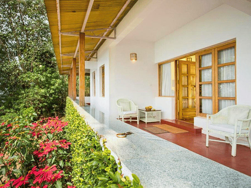 Balkon im komfortablen Hotel in Munnar, Indien