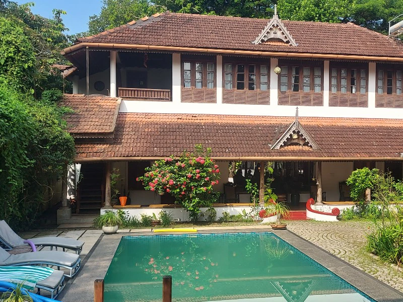 Garten mit Pool im Hotel in Kochi, Indien