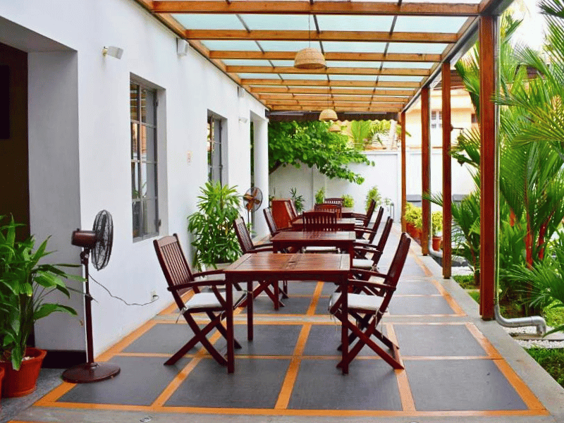 Terrasse im Grünen im Hotel in Cochin, Indien