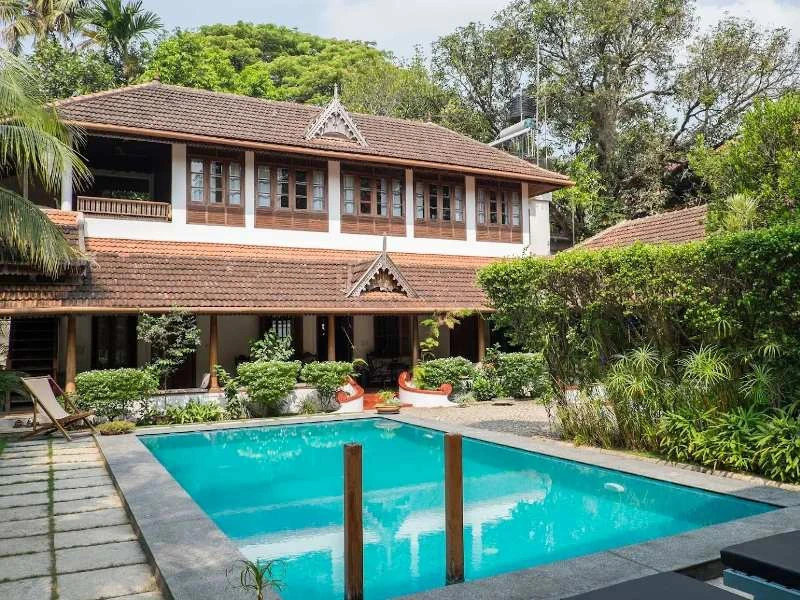 Swimmingpool des Hotels in Cochin, Indien