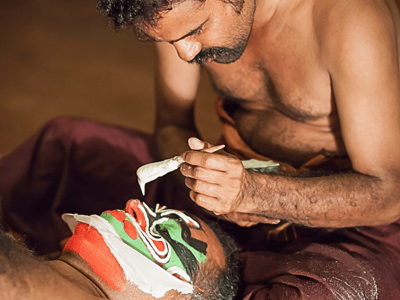 Vorbereitungen für den traditionellen Kathakali Tanz in Kochi