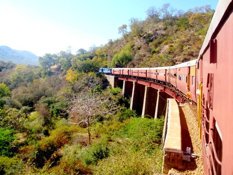 Historischer Zug bei Deogarh, Indien