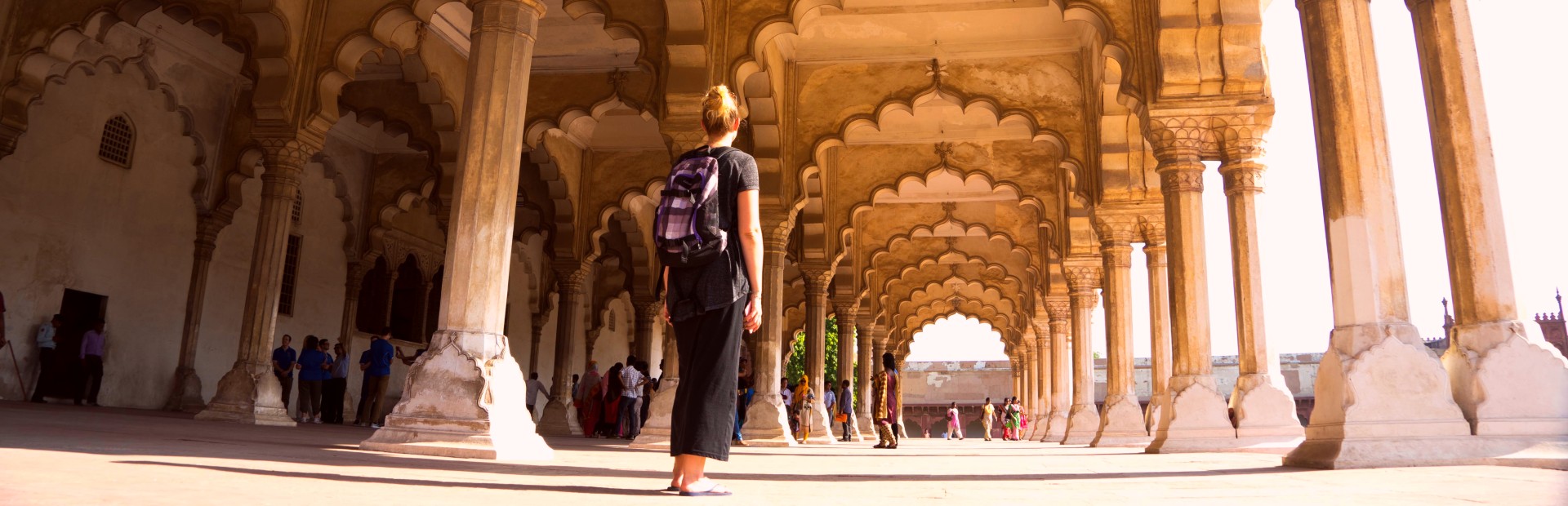 Touristin im Taj Mahal in Indien