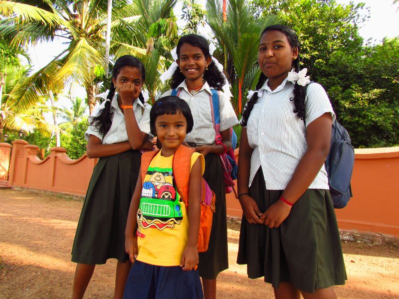 Einheimische Kinder in den Backwaters in Indien