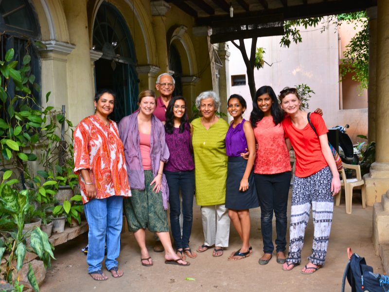 Touristen mit Einheimischen in Bangalore, Indien