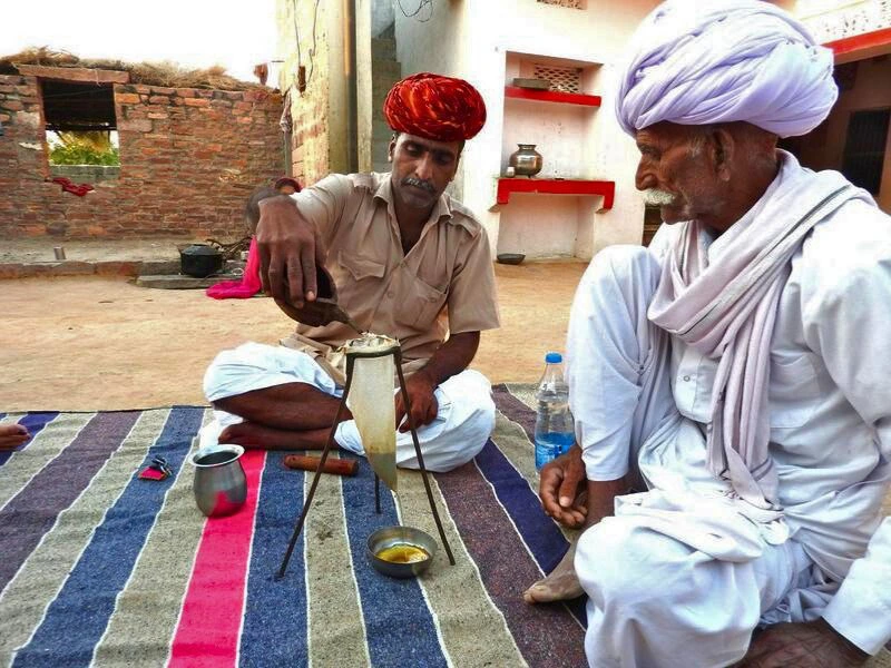 Männer bereiten Tee zu, Indien