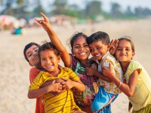 Kinder am Strand in Indien