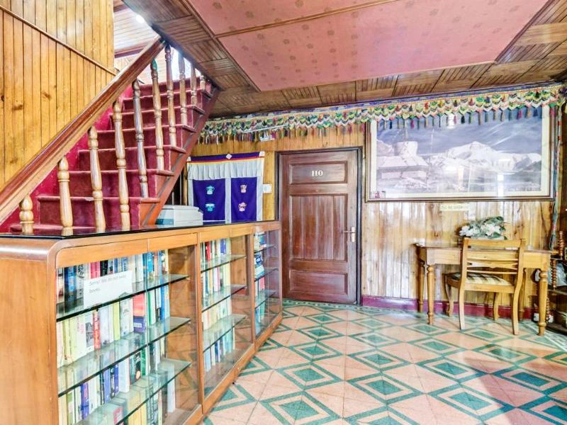 India Darjeeling - hotel lobby