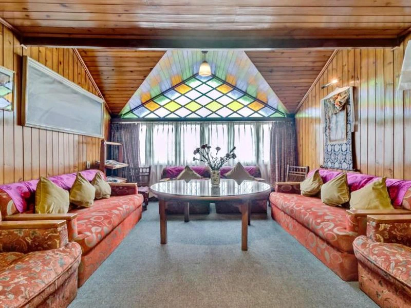 India Darjeeling - hotel lobby