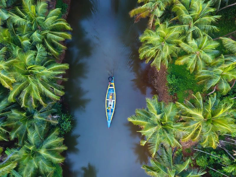Kerala in Indien - Sicht von oben auf einen Kanal